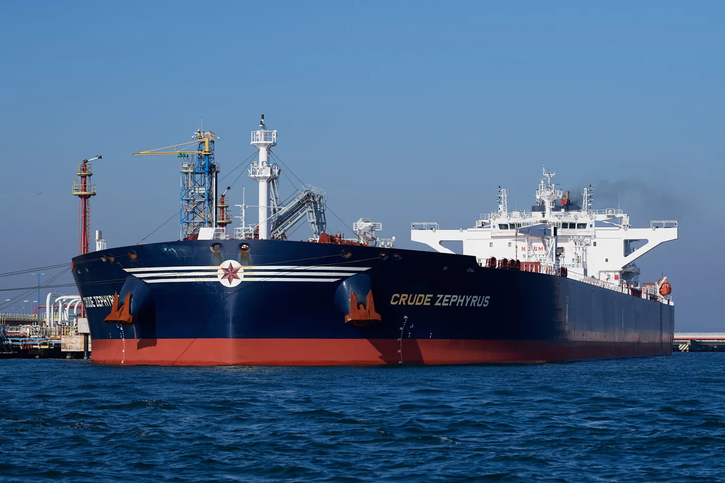 Libeeria lipu all liikuv tanker Crude Zephyrus Gdańskis Naftoporti dokis 14. märtsil 2022.