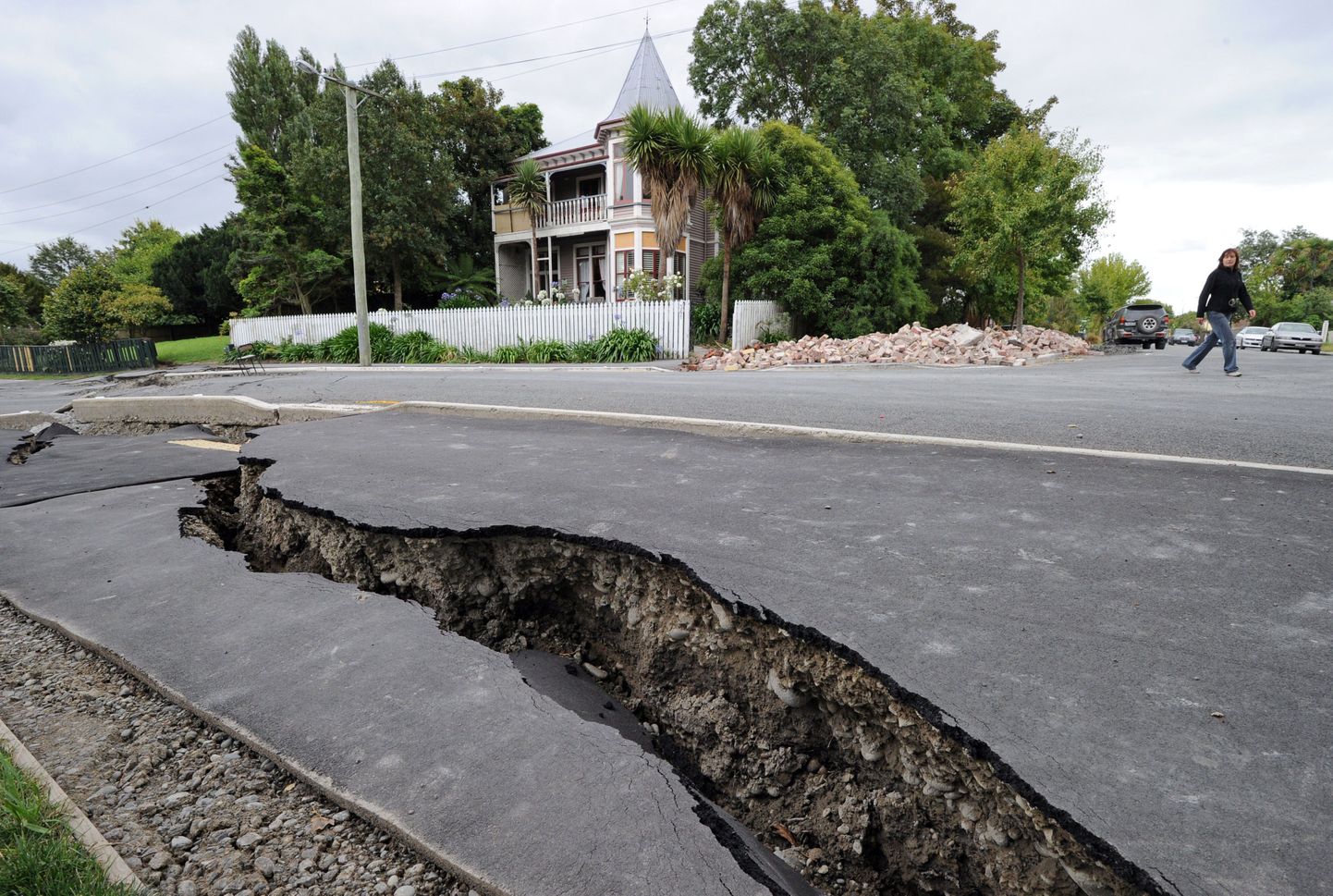 Maavärina tulemusel purunenud asfaltkattega tänav Christchurchis.