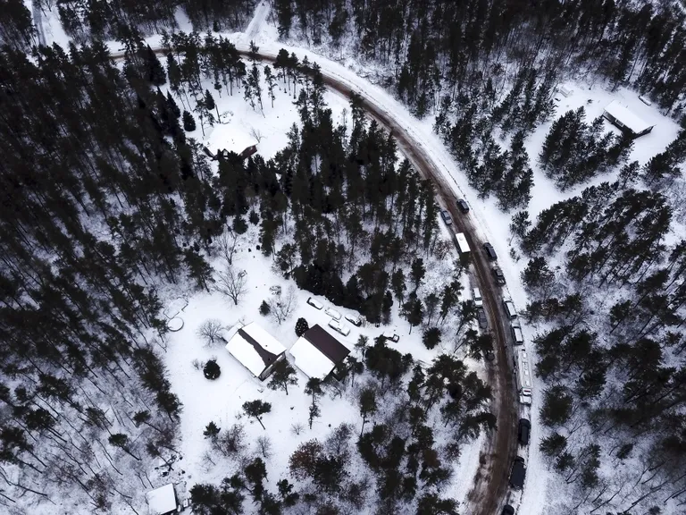 Aerofoto Wisconsini Gordoni küla äärel asuvatest hoonetest, kus kahtlusalune Jake Thomas Patterson röövitud Jayme Clossi 88 päeva kinni hoidis