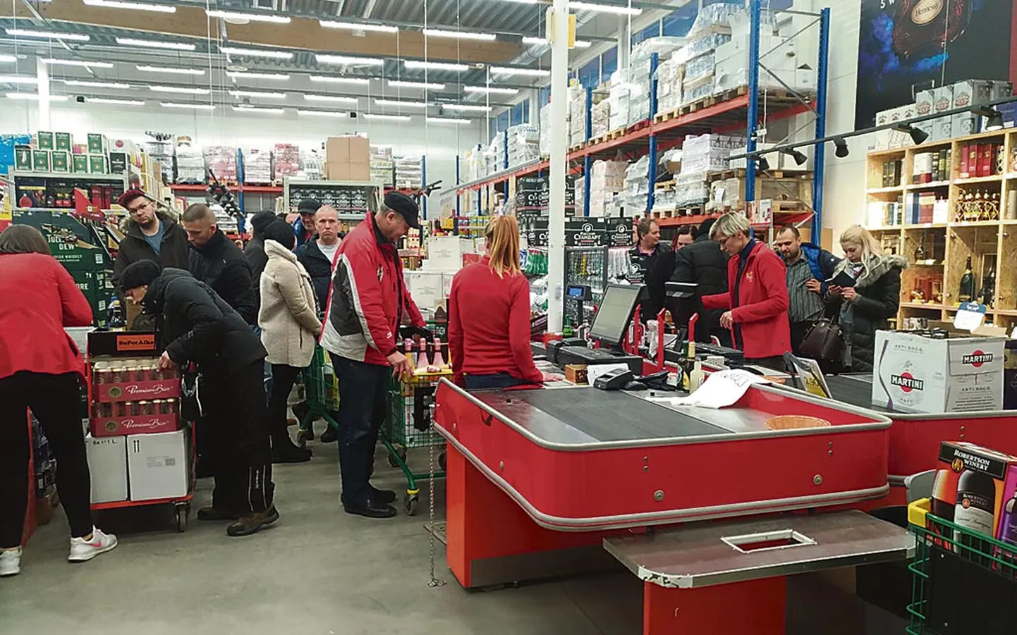 Ehkki Ainaži SuperAlko kaupluses oli enne pühi kõva tunglemine, käis kassas arveldamine kiiresti.