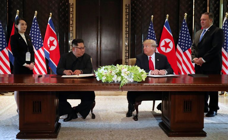 USA presidendi Donald Trumpi (paremal) ja Põhja-Korea liidri Kim Jong-uni kohtumine juunis 2018 Singapuris. Riigijuhid allkirjastavad pildil hea tahte avaldust. Kim Jong-uni selja taga seisab ta õde Kim Yo-jong.