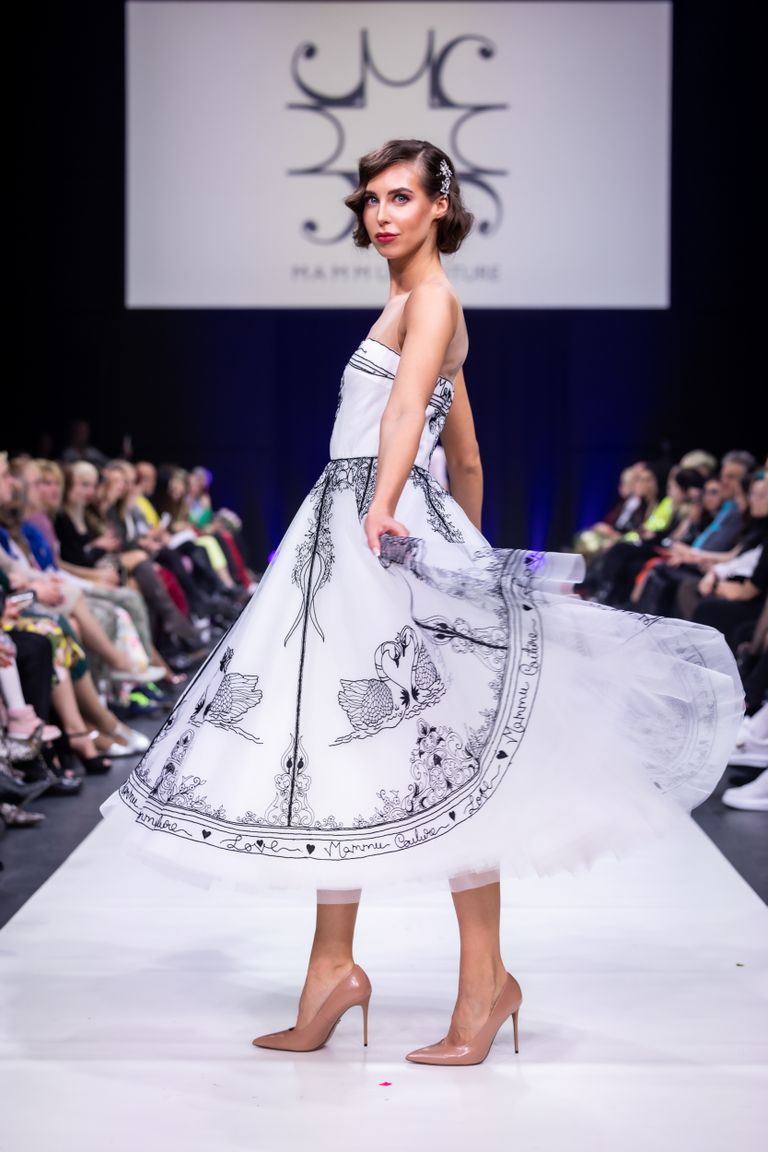 Mammu Couture'i kollektsiooni üks enim õhkamist tekitanud kleite – tikitud muinasjutt modelli ja sotsiaalmeediastaari Rebeka Võsu graatsilises esituses.