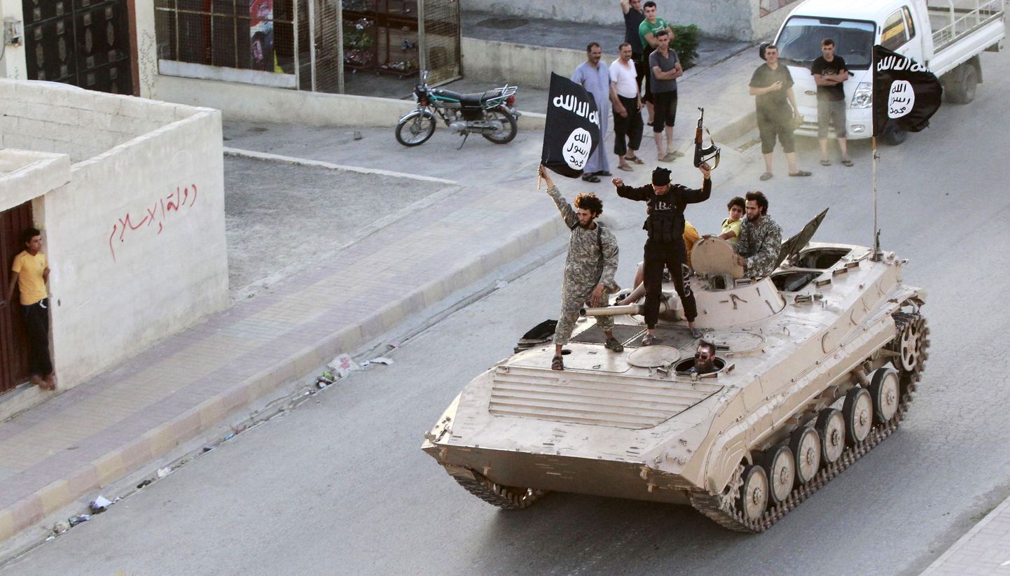 ISISe võitlejad Raqqa tänavatel.