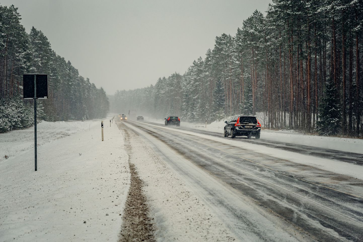 Сложные зимние условия на шоссе.