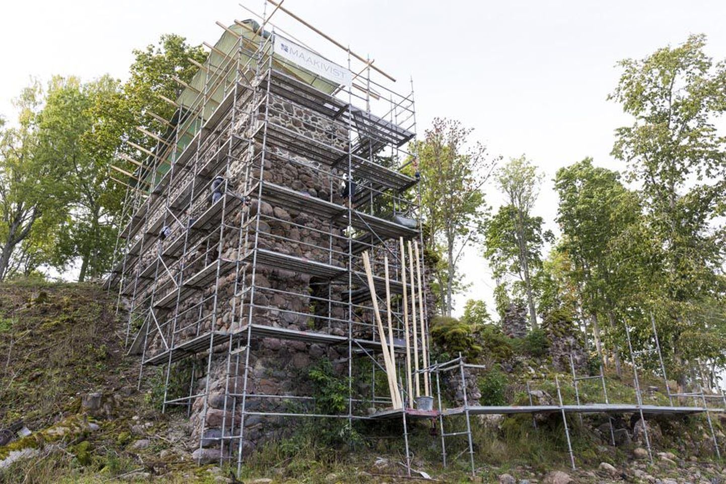 Tarvastu ordulinnuse varemete kaitsetorni idapoolse külgseina konserveerimine on peaaegu valmis.