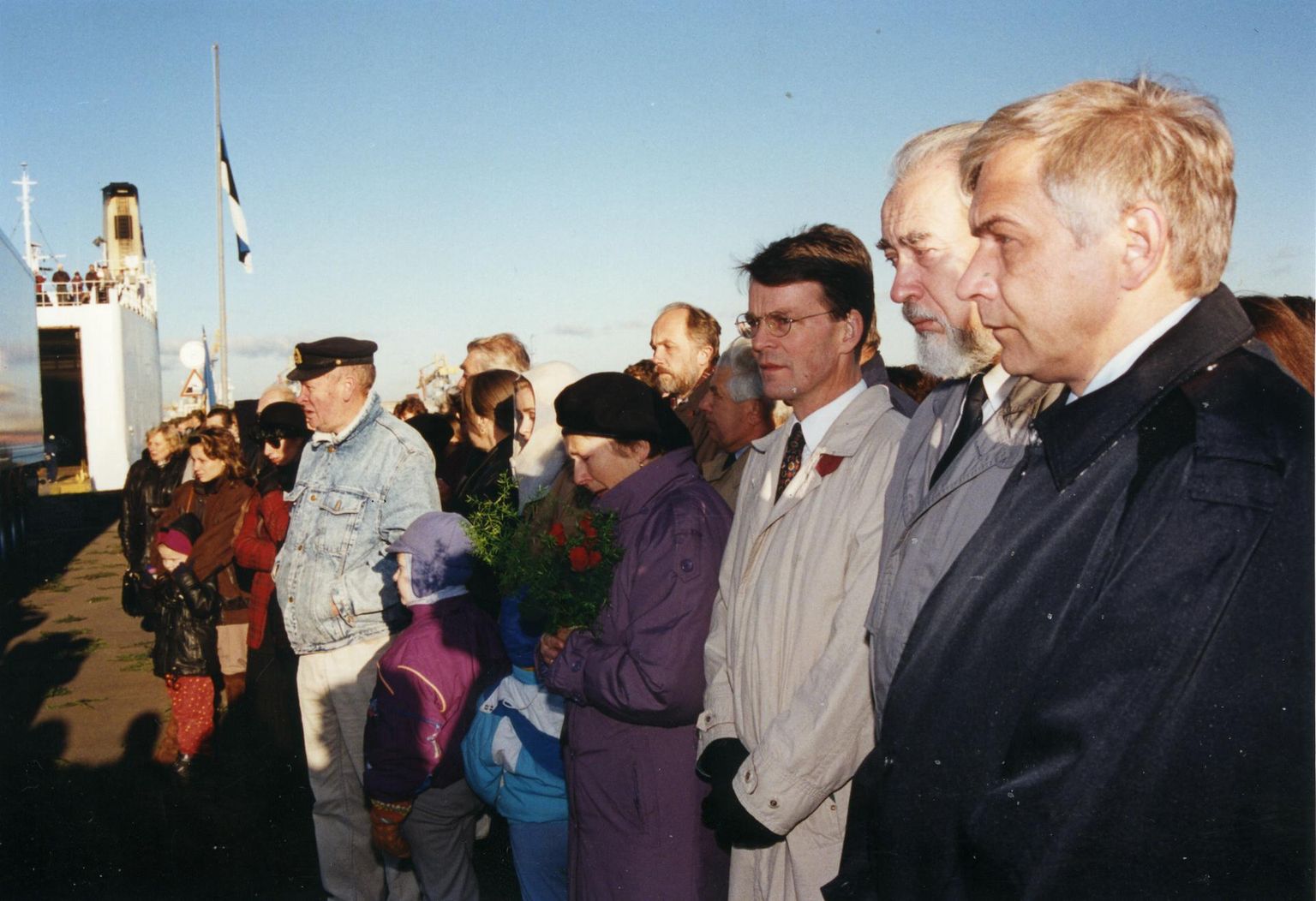 Глава комиссии по расследованию гибели парома «Эстония» Анди Мейстер в порту Мууга при передаче тел погибших. Слева от него мэр Таллинна Яак Тамме, справа — посол Швеции Ларс Арне Грундберг.