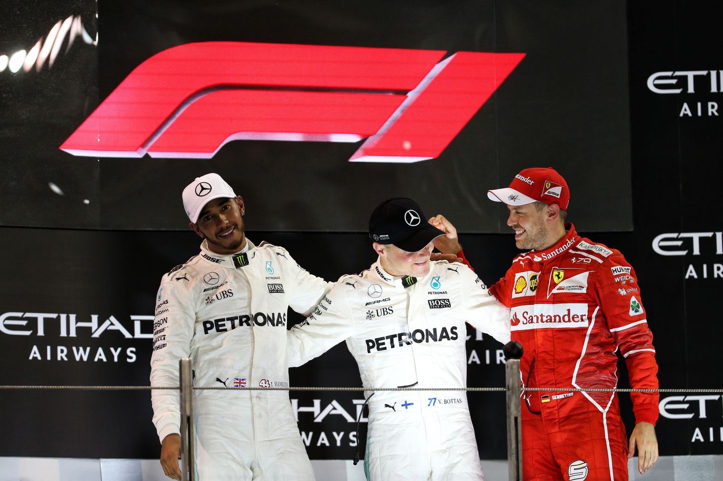 Lewis Hamilton, Valtteri Bottas ja Sebastian Vettel poodiumil.