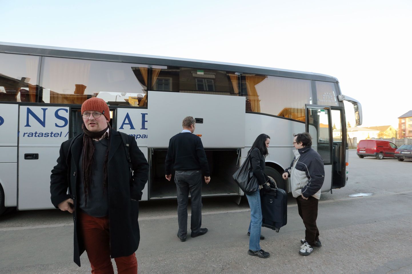 Harjumaal Raasiku raudteeülesõidul sõitis raskeveok külje pealt sisse Tartu suunas liikunud reisirongile. Asendusbussidega toimetati reisijad õnnetuspaigalt edasi. Pildil Tartusse saabunud reisijad Tartu raudteejaamas. Esiplaanil esimeses vagunis viibinud Janek Zavatski.