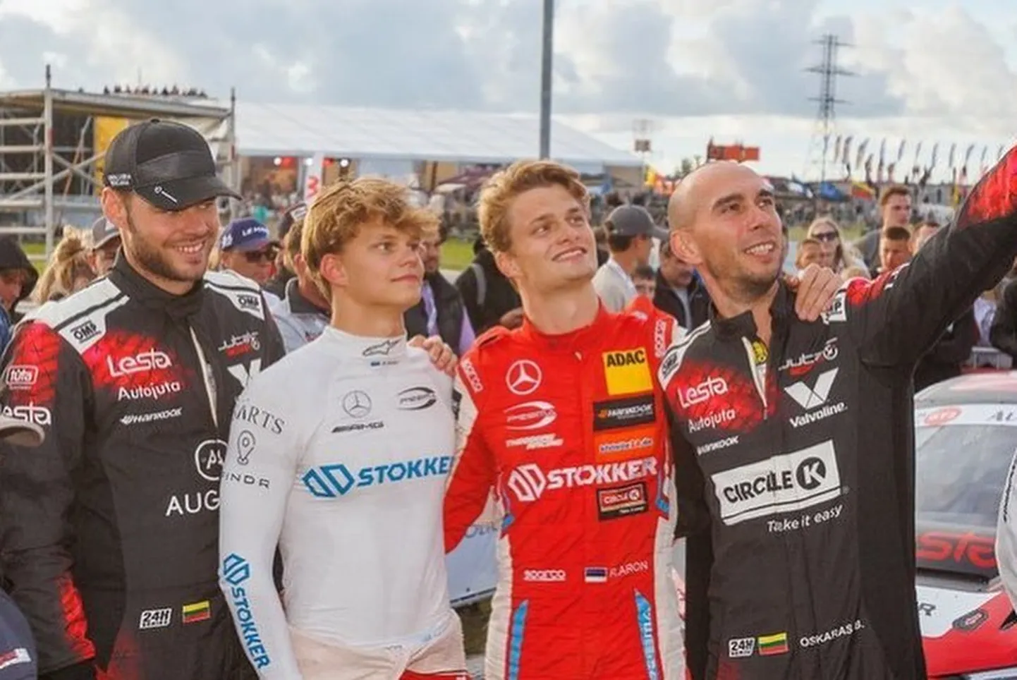 Paul (valges) ja Ralf Aron (punases) koos tiimikaaslastega.