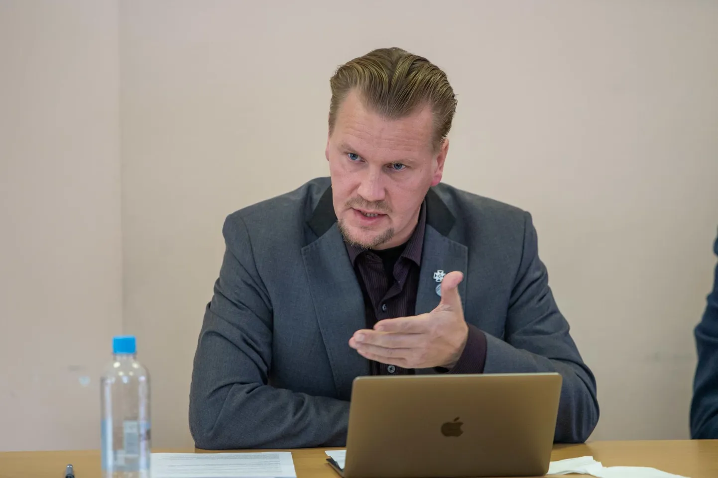 Joobes juhtimise eest kohtu ette astuv kirikuõpetaja Hermann Kalmus kinnitab, et on end aktiivsest koguduse teenimisest taandanud, kuniks oma mured lahendatud saab.