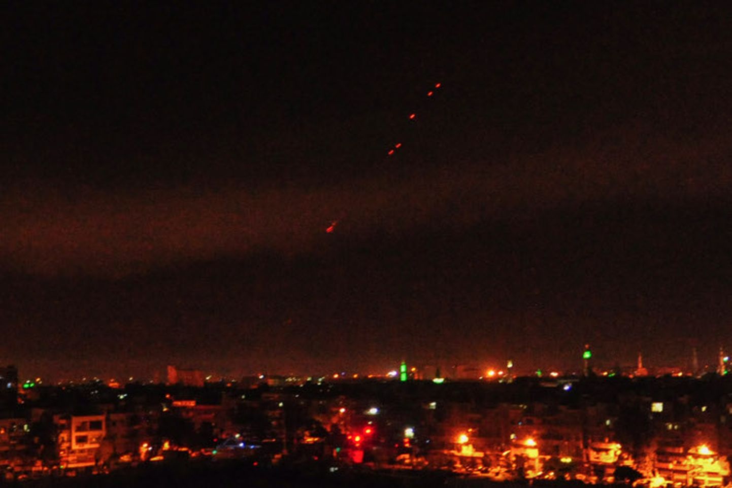 Ракеты, выпущенные сирийскими системами ПВО, в небе над Дамаском.