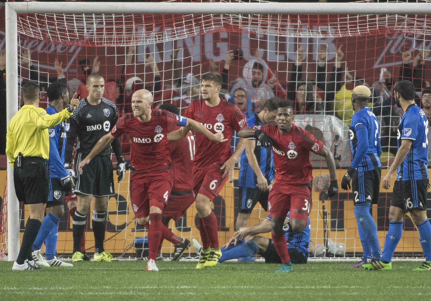 Toronto FC mängijad rõõmustamas.
