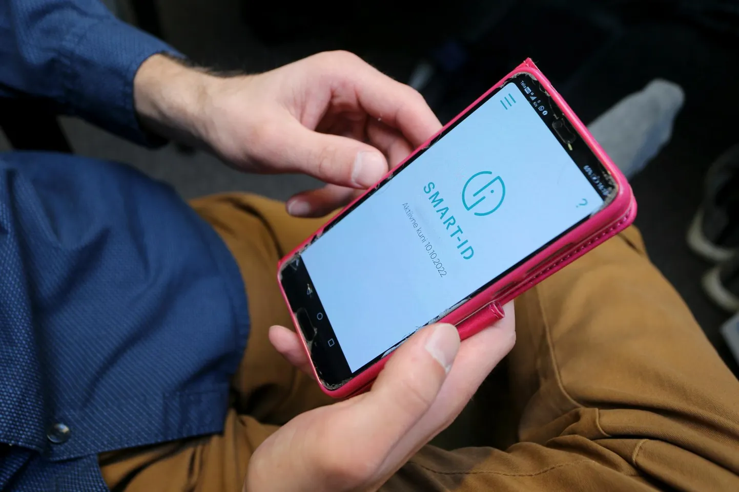Pangatöötajana esinenud naise juhendamisel tuvastas mees end Smart-ID abil ja sedasi tagas kurikaelale ligipääsu oma kontole.