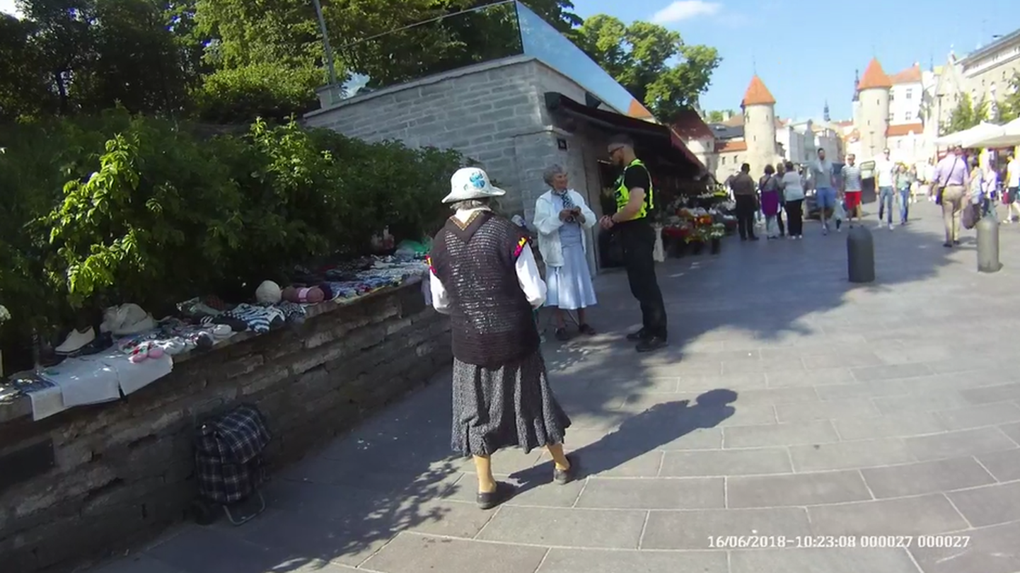 Tallinna munitsipaalpolitseinikud tegid sokimüüjatele trahvi.