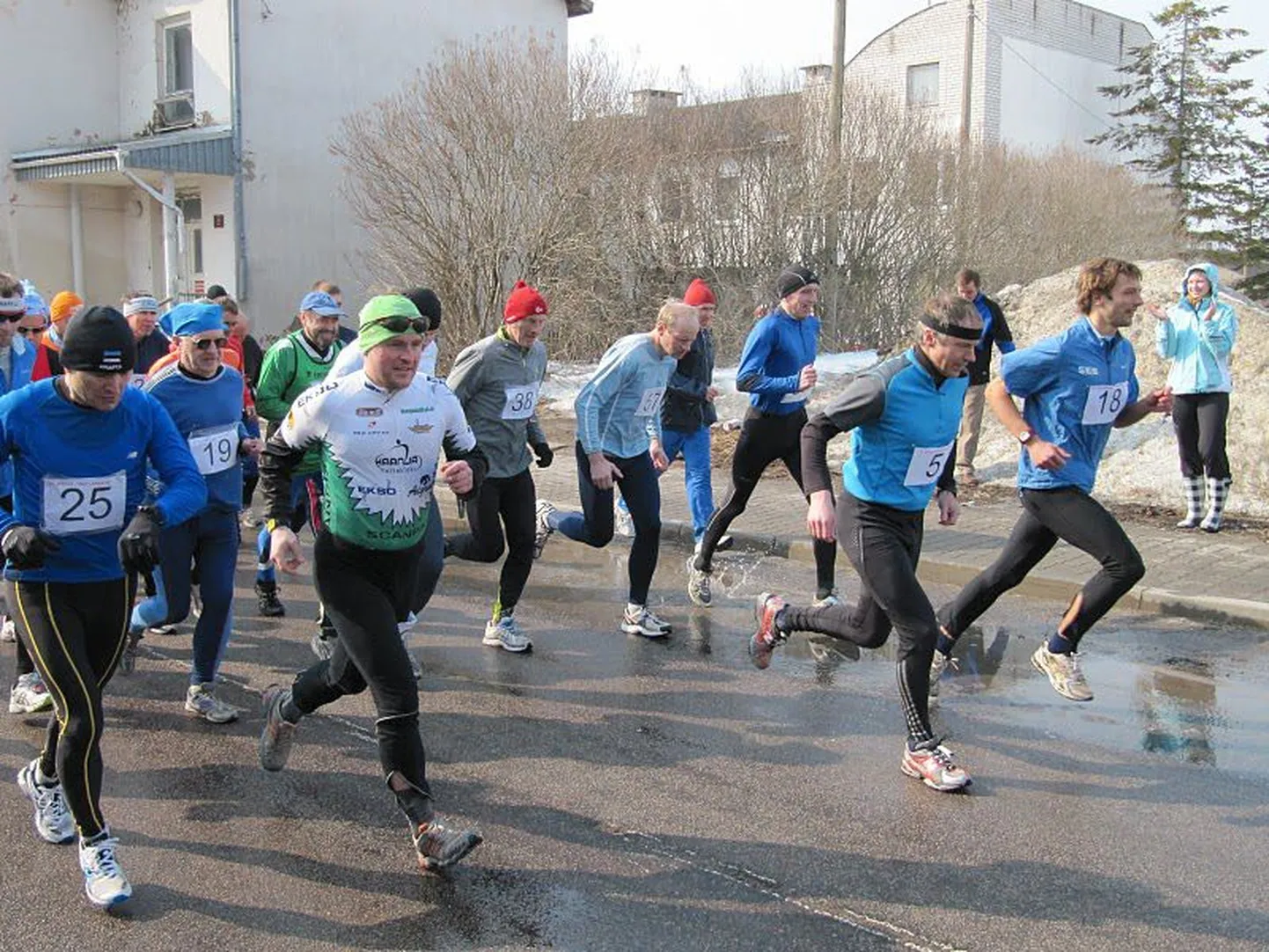 37. Otepää-Tartu maraton on teele saadetud. Paremal (nr 18) hilisem võitja Rainis Venta.