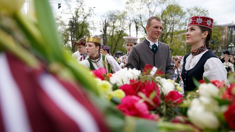 ГЛАВНОЕ ЗА 4 МАЯ ⟩ Празднование восстановления независимости Латвии, изменения в правилах парковки и страхи Путина