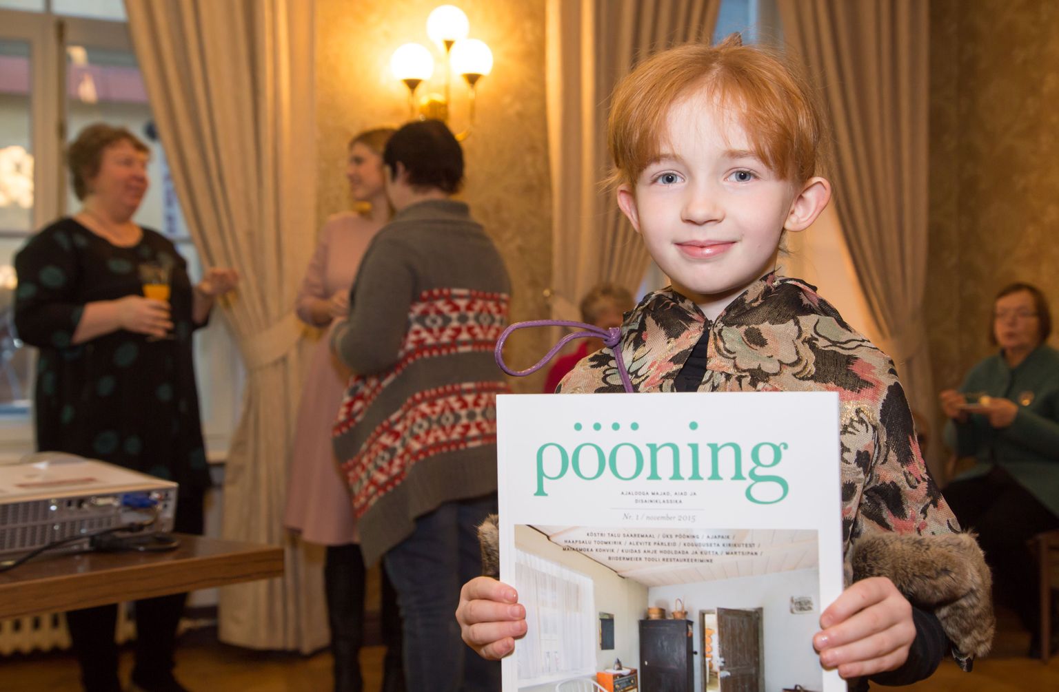 Kohvikus Maiasmokk esitleti novembris uue ajakirja "Pööning" esimest numbrit. Toimetajad Karola Mursu ja Heli Nurger tagaplaanil. Heli tütar Leele (8) on ajakirja nime autor.