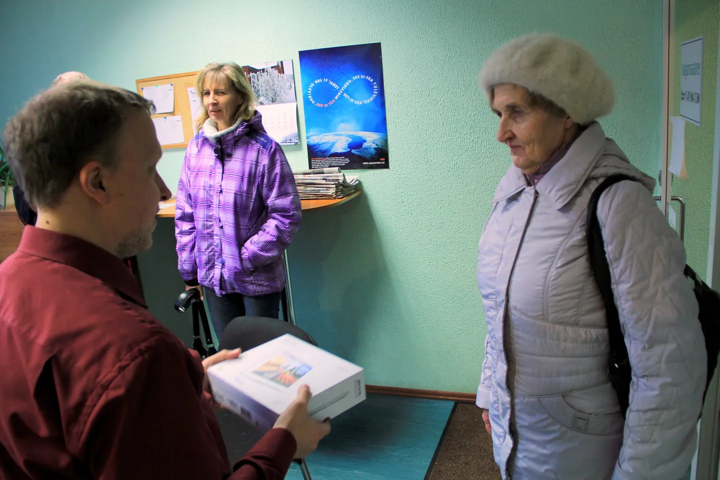 Esimese tahvelarvuti andis Silvi Tennole üle Valgamaalase tegevtoimetaja Jaan Rapp, kes esimese tahvelarvuti väljaloosimisel ka fortuuna rollis oli.