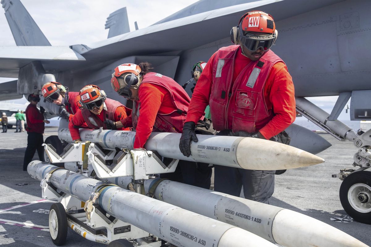 Военные моряки США грузят ракеты «воздух-воздух» для самолетов F18, которые находятся на авианосце Gerald R. Ford, октябрь 2022 года. После атаки террорситов на Израиль этот авианосец и другие корабли ВМС США выдвинулись в регион.