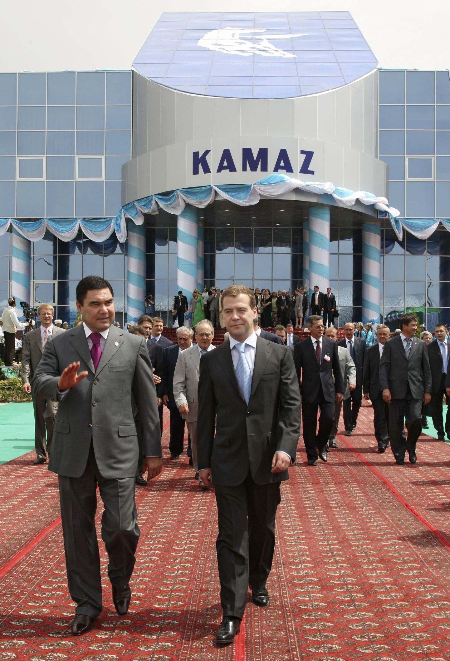 Oma riigivisiidil Türkemsistani osales Vene president Dmitir Medvedev Kamazi keskuse avamisel. Pildil on Türkmenistani president Kurbanguly Berdymukhamedov ja Vene president Dmitri Medvedev.