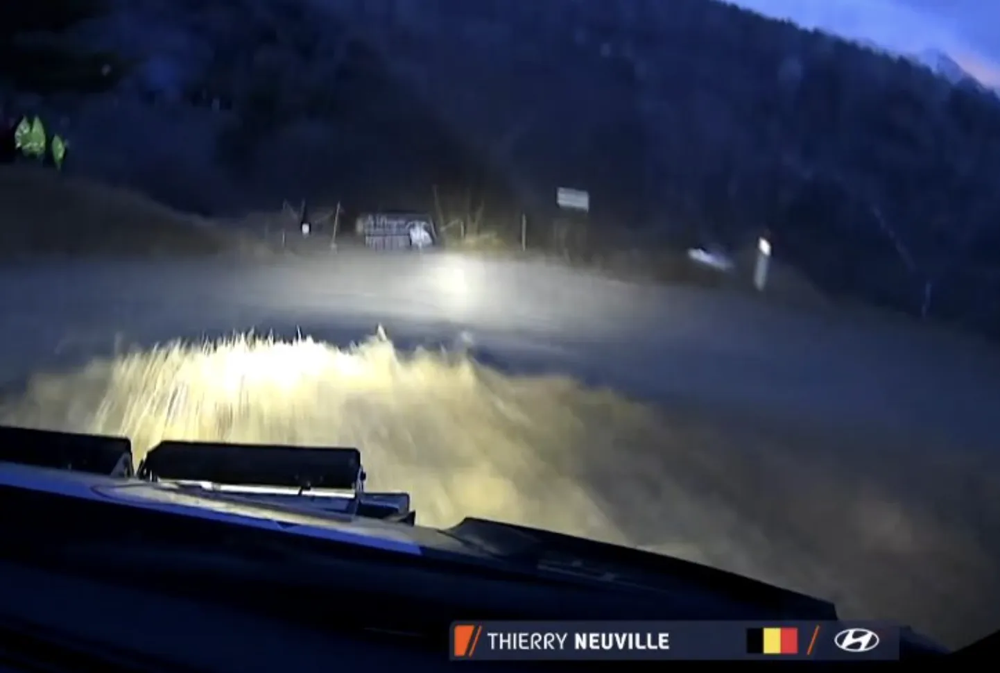 Valitsev maailmameister Thierry Neuville tegi samas kurvis avarii.