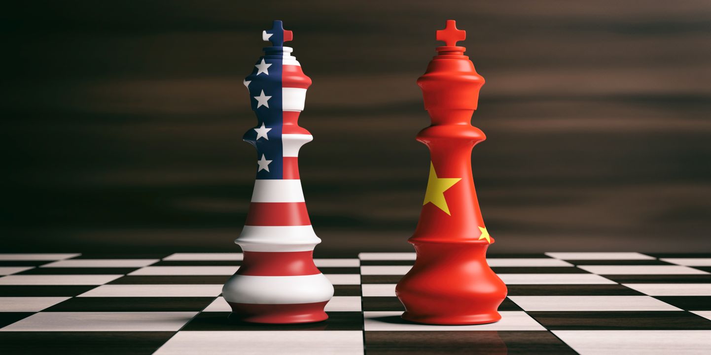 Флаги США и Китая на шахматных фигурах.