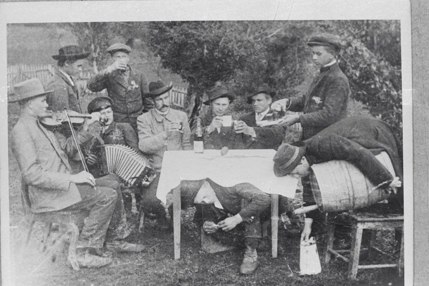 Kaukaasia eestlased puhkehetkel 1913. aastal. Samal ajal muretseb Johannes Aavik Eestis, et Eesti paremad pojad lähevad ära ja kodueestlased jäävad seeläbi kängu. Välismaal elab iga viies eestlane.