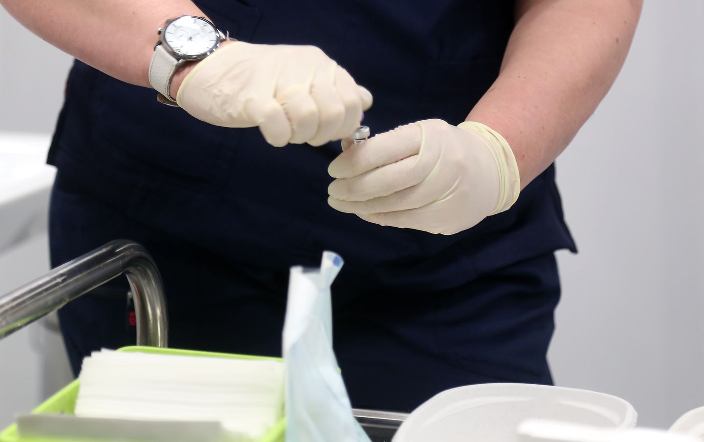 Rīgas Austrumu klīniskās universitātes slimnīcas stacionārā "Gaiļezers" tiek uzsākta farmācijas uzņēmumu "Pfizer" un "BioNTech" ražotās vakcīnas pret Covid-19 injicēšana. Ilustratīvs attēls.