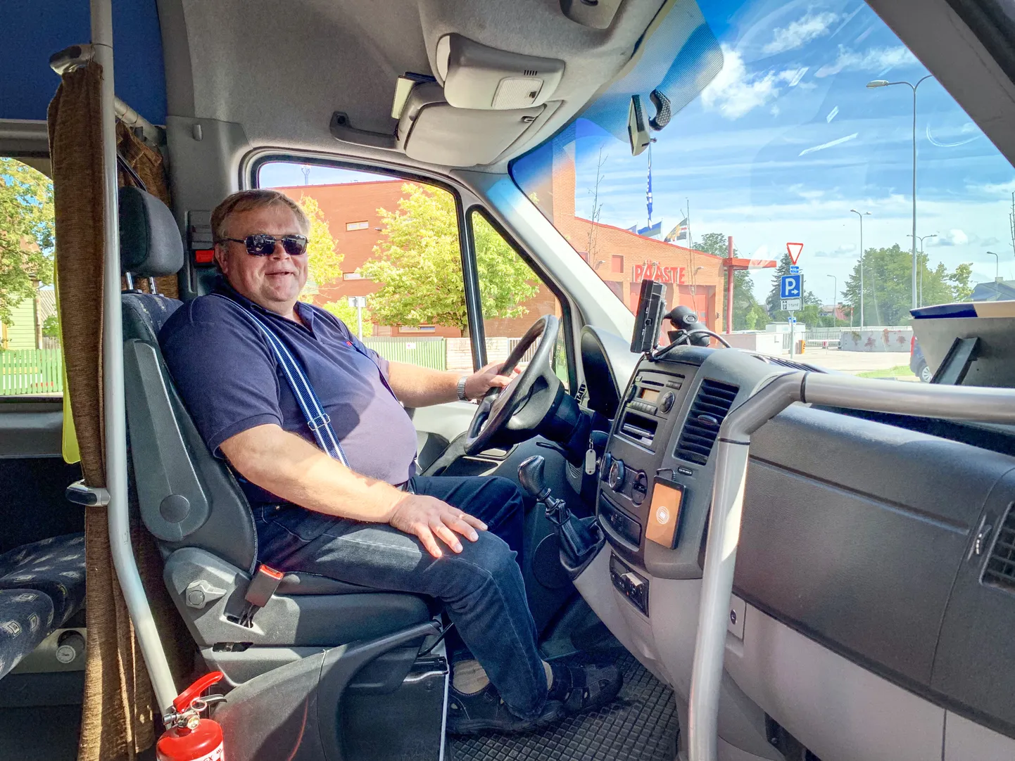 SÕITJAID MURDU: Eile pärastlõunal Kuressaare-Läätsa-Riksu-Koimla-Lümanda liinile läinud bussijuht Andi Laanet kinnitab, et sõitjaid on suvel palju. Tasuta bussi kasutavad nii tööl käivad inimesed kui ka puhkajad, aga ka klassiekskursioonid.