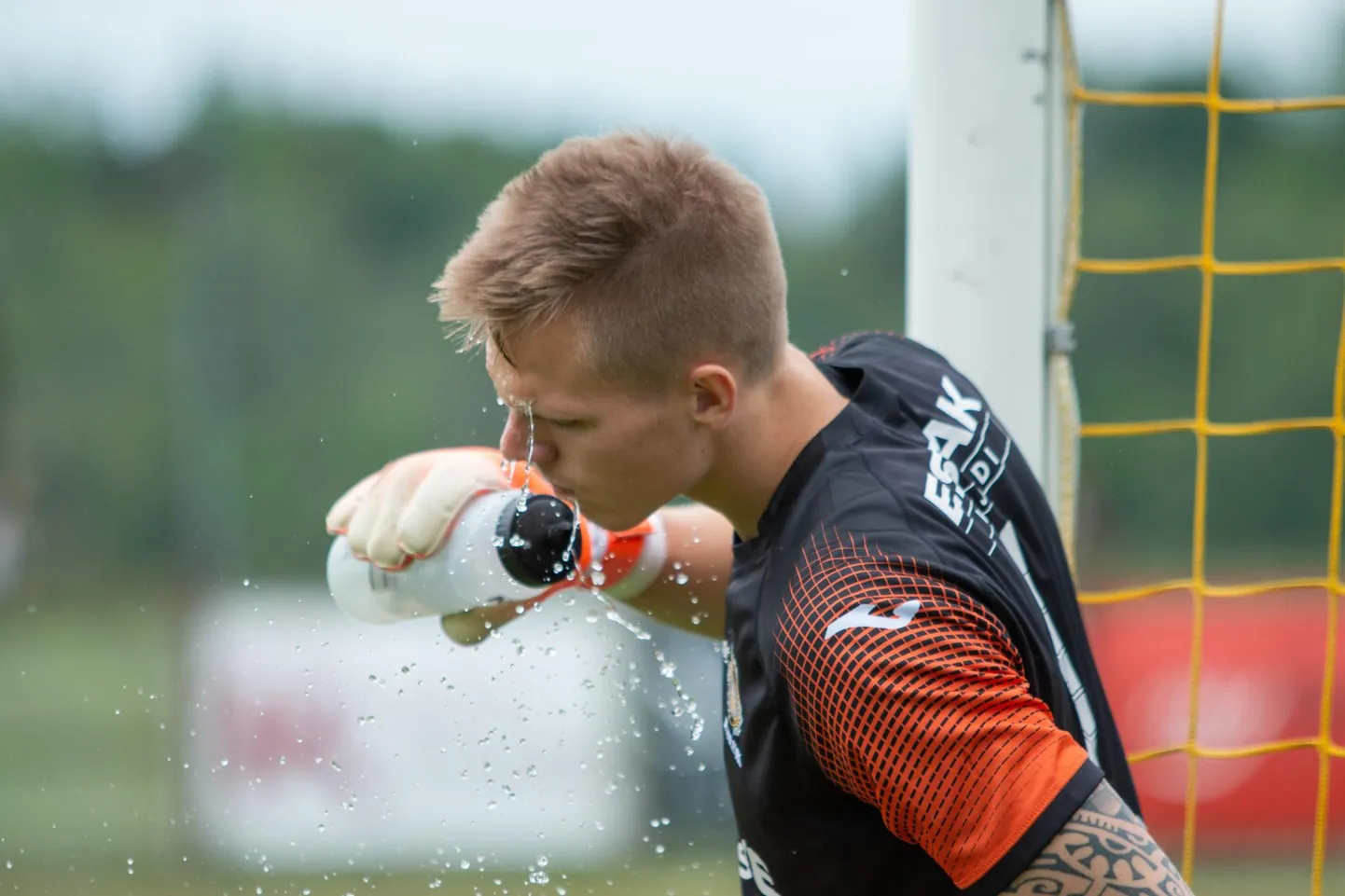 Tuleviku väravavahil Karl Romet Nõmmel tuli Tallinnas A. Le Coq Arenal mängust FC Floraga oma selja tagant kolm palli noppida.