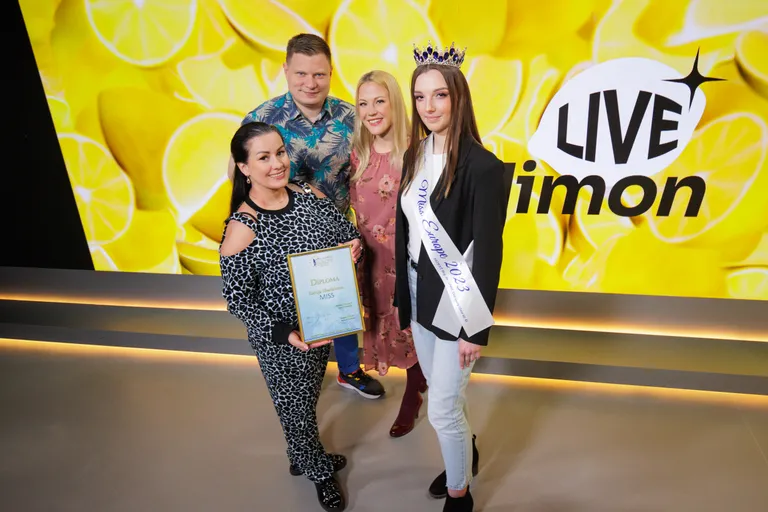 Екатериной Коломенцевой-Руссис и Ксения Харламова c ведущими Limon LIVE.