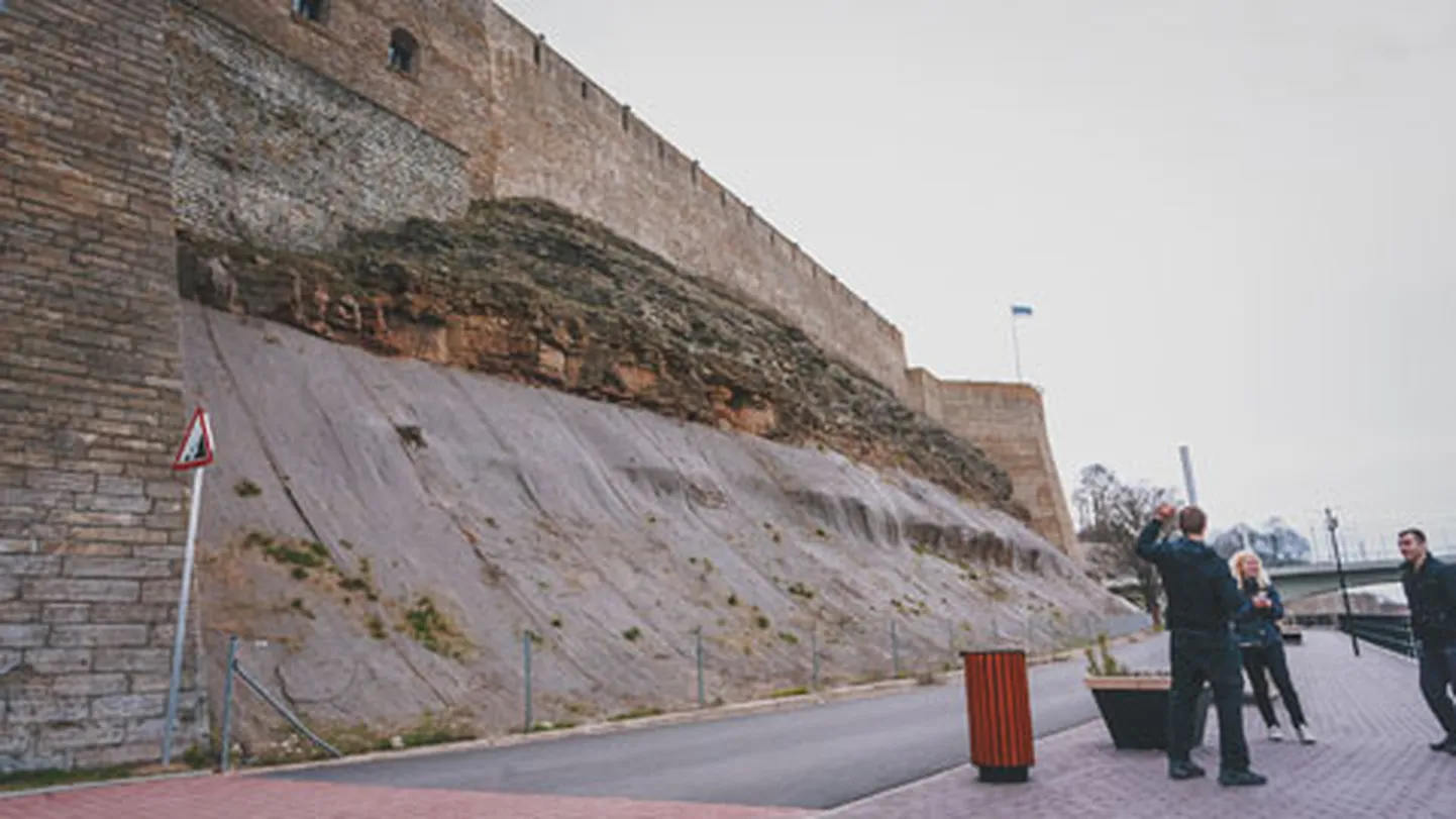 Narva loodusliku paekalda küljest variseb suuri ja väikesi kive. Promenaadil jalutajate täielikku ohutust ei suuda tagada ei madal piire ega ka varinguohust teavitavad hoiatusmärgid.
