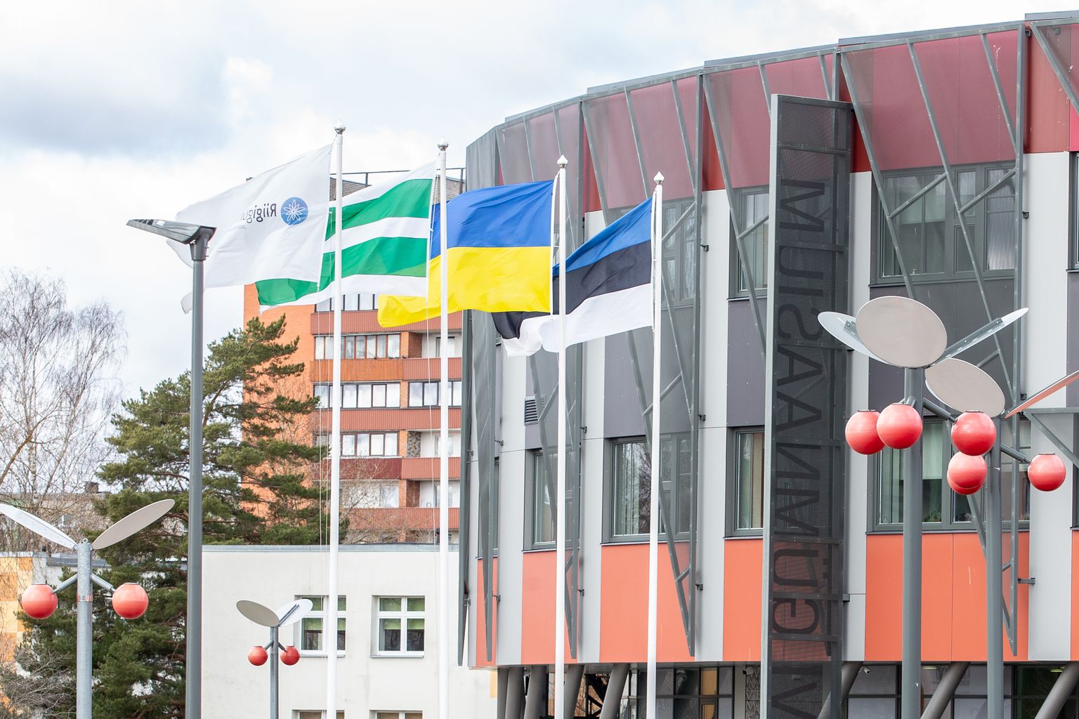 Украинский флаг у Йыхвиской гимназии.