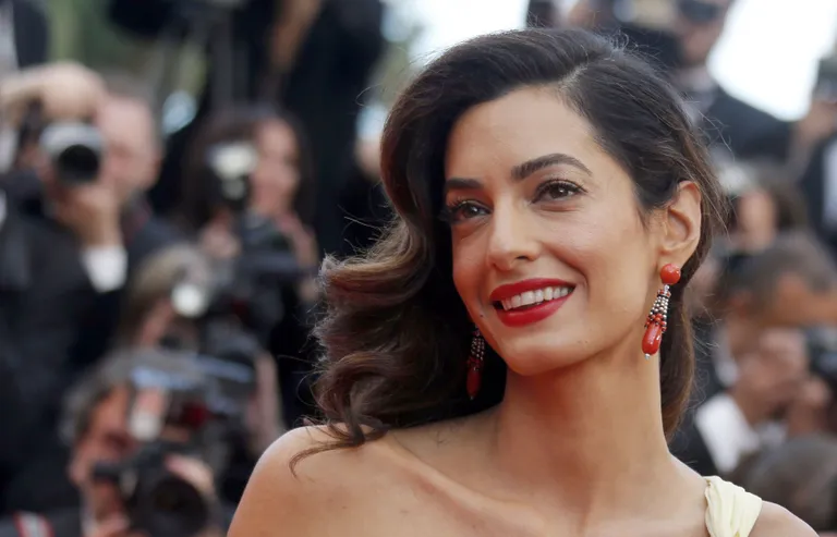 Amal Clooney Cannes´is punasel vaibal