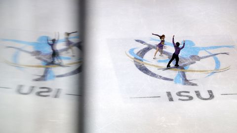 Ķīniešu daiļslidotāji pēc starta rezultātus sagaida ar mīksto rotaļlietu, kas līdzinās ballistiskajai raķetei