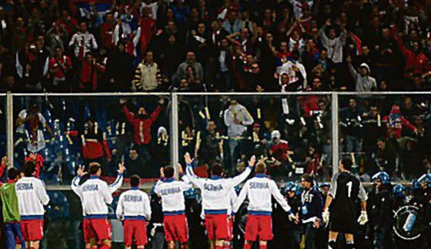 Сербские футболисты не могли успокоить своих фанатов во время матча с Италией.