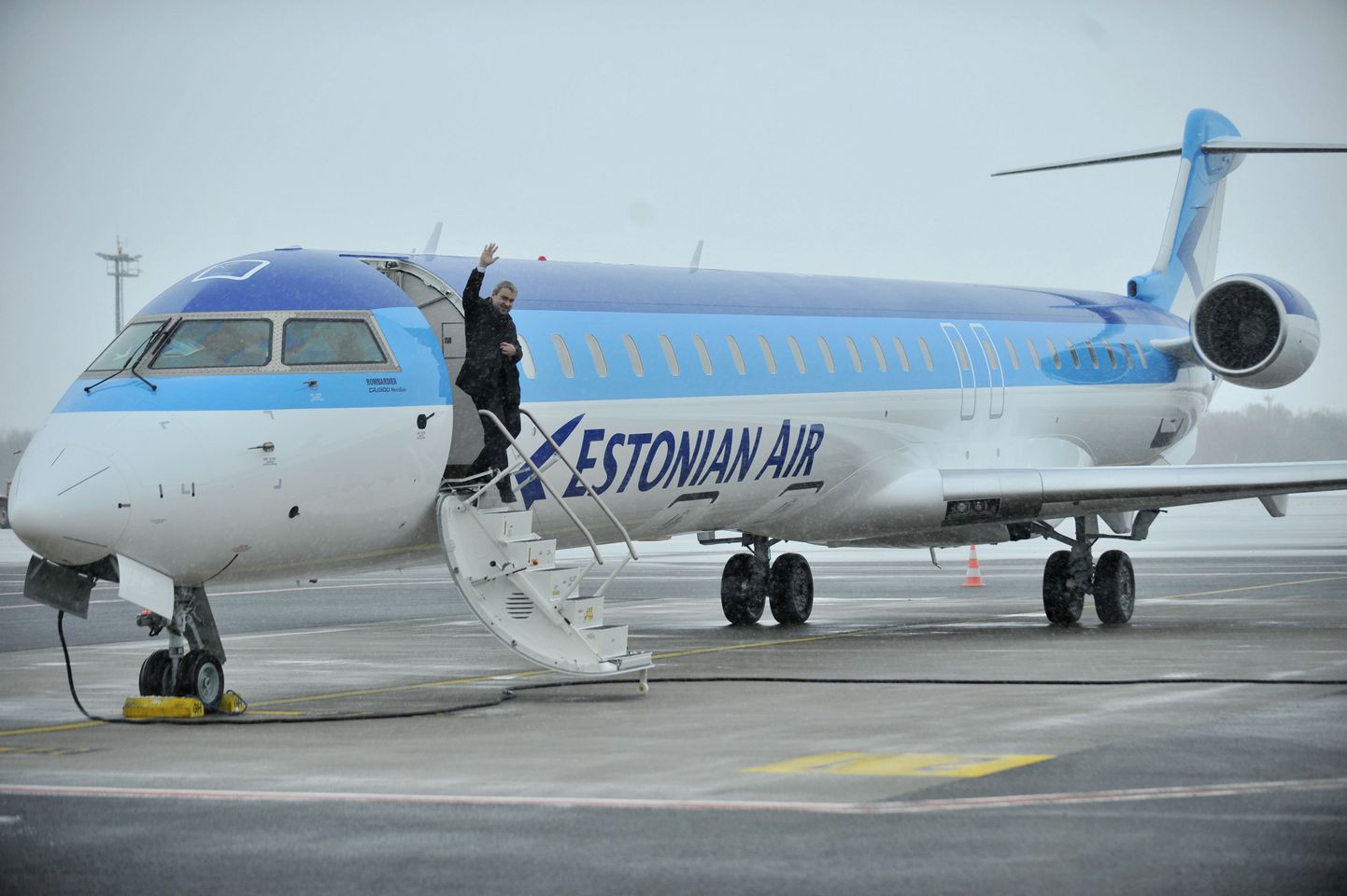 Foto 25. jaanuarist, kui üks kahest uuest lennukist on Tallinna jõudnud. Trapil Estonian Airi president Andrus Aljas