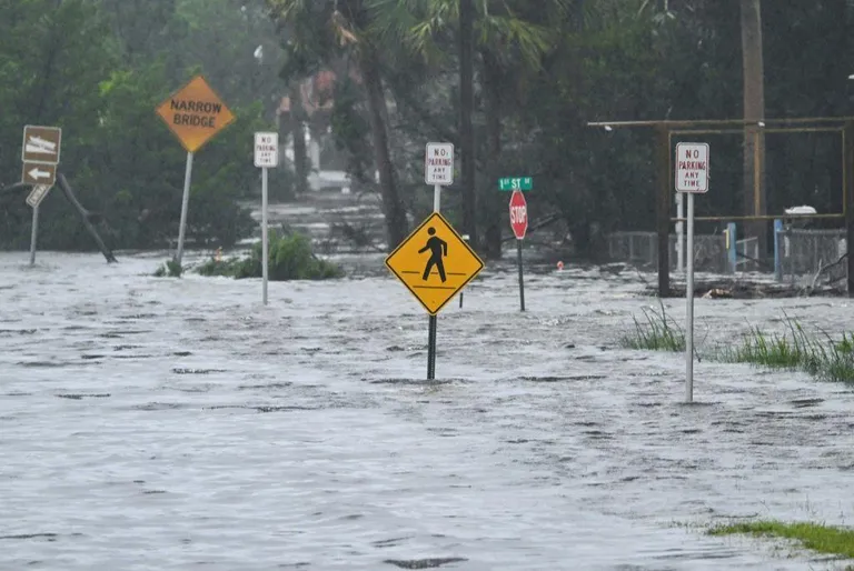 Затопленная улица возле пристани «Стейнхатчи», Флорида, 30 августа