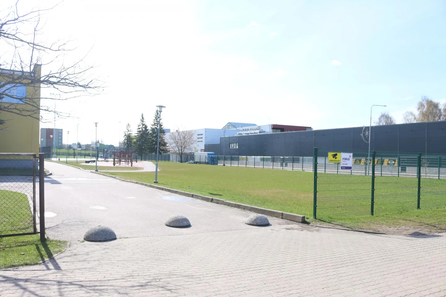 Võru Kreutzwaldi kooli territooriumil olev mänguväljak laieneb selle kõrval olevale haljasalale.