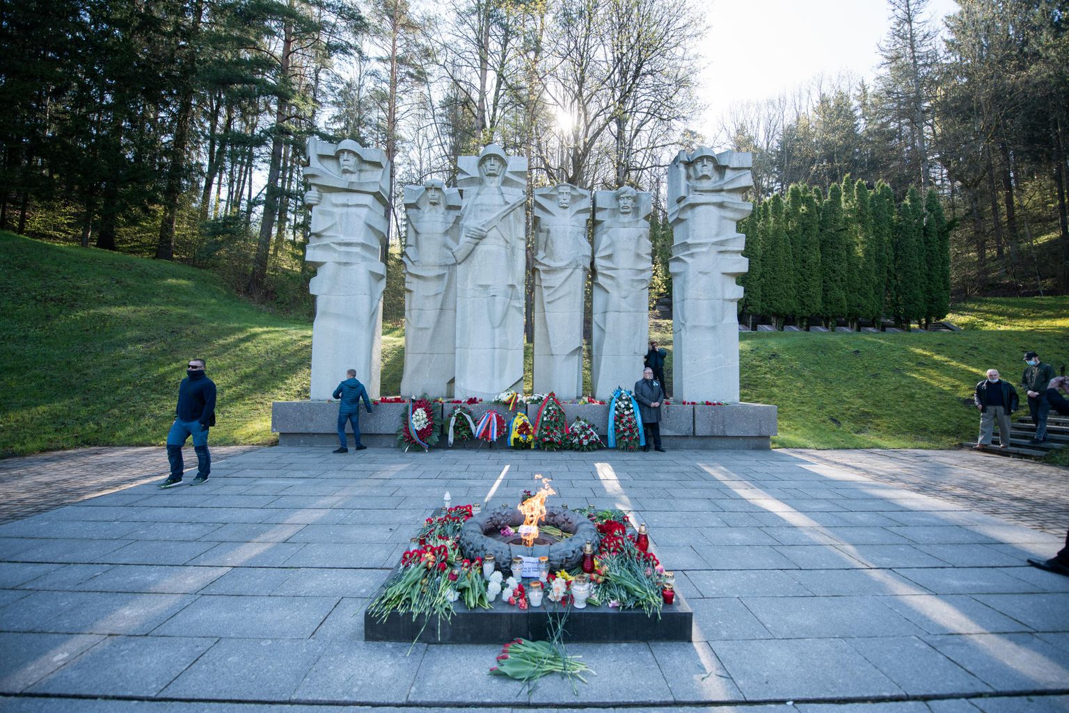 Памятники советским воинам на Антакальнисском кладбище в Вильнюсе, 9 мая 2021 года.