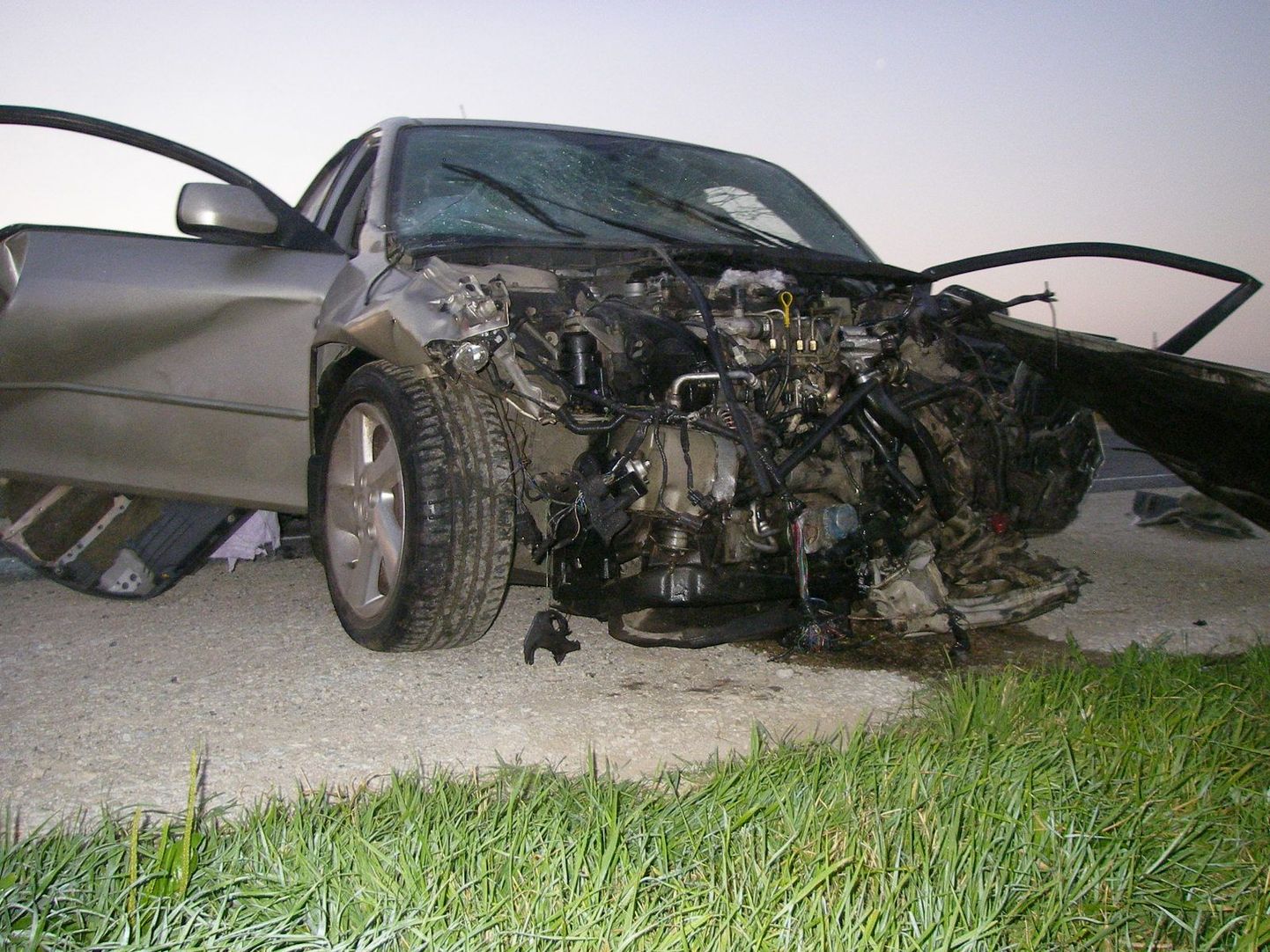 illustreeriv foto õnnetetuses kannatada saanud autost