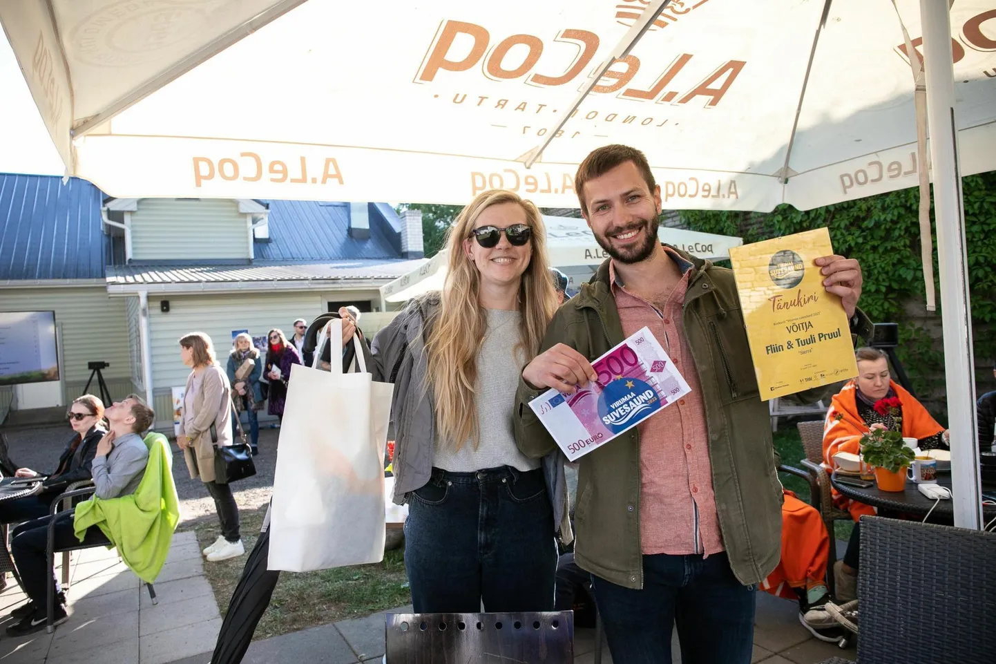 Kolmanda "Suvesaundi" võitnud Tuuli Pruul ja Frederick Liin auhindadega.