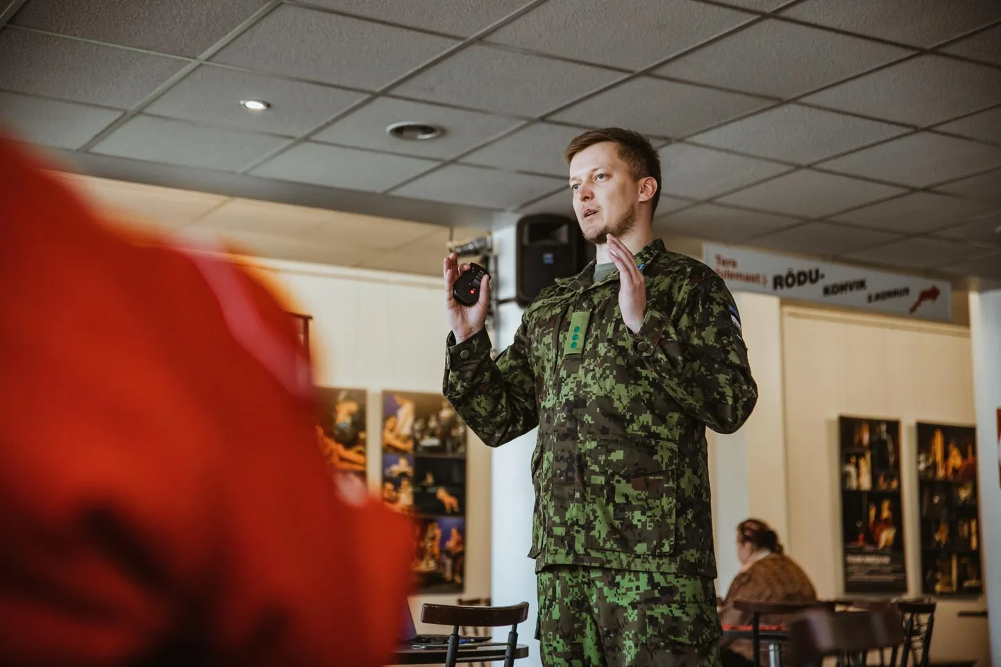Naiskodukaitse Pärnumaa ringkonna liikmed kohtusid heategevuskampaania “Anname au!” avapäeval Endla Teatrikohvikus Taavi Laasikuga.
