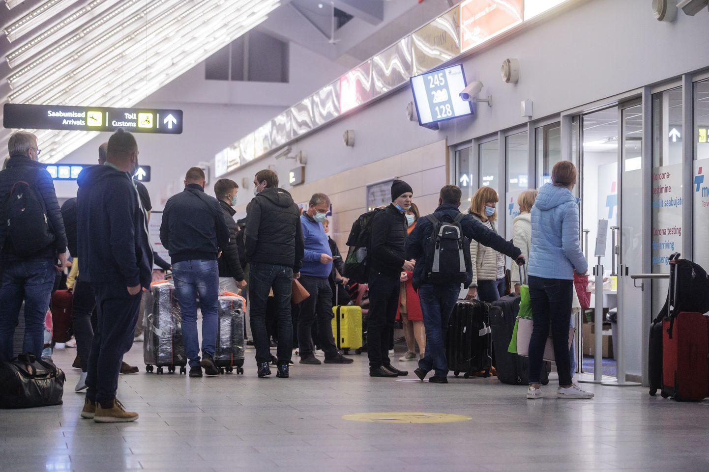 28.11.2021, Tallinna lennujaam. Sharm el Sheikhist saabunud reisijad Covid testi järjekorras.