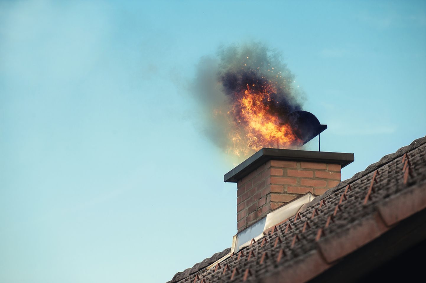 Tuleohutuse seaduse kohaselt tuleb küttekoldeid ja korstnaid puhastada ja hooldada vähemalt kord aastas.