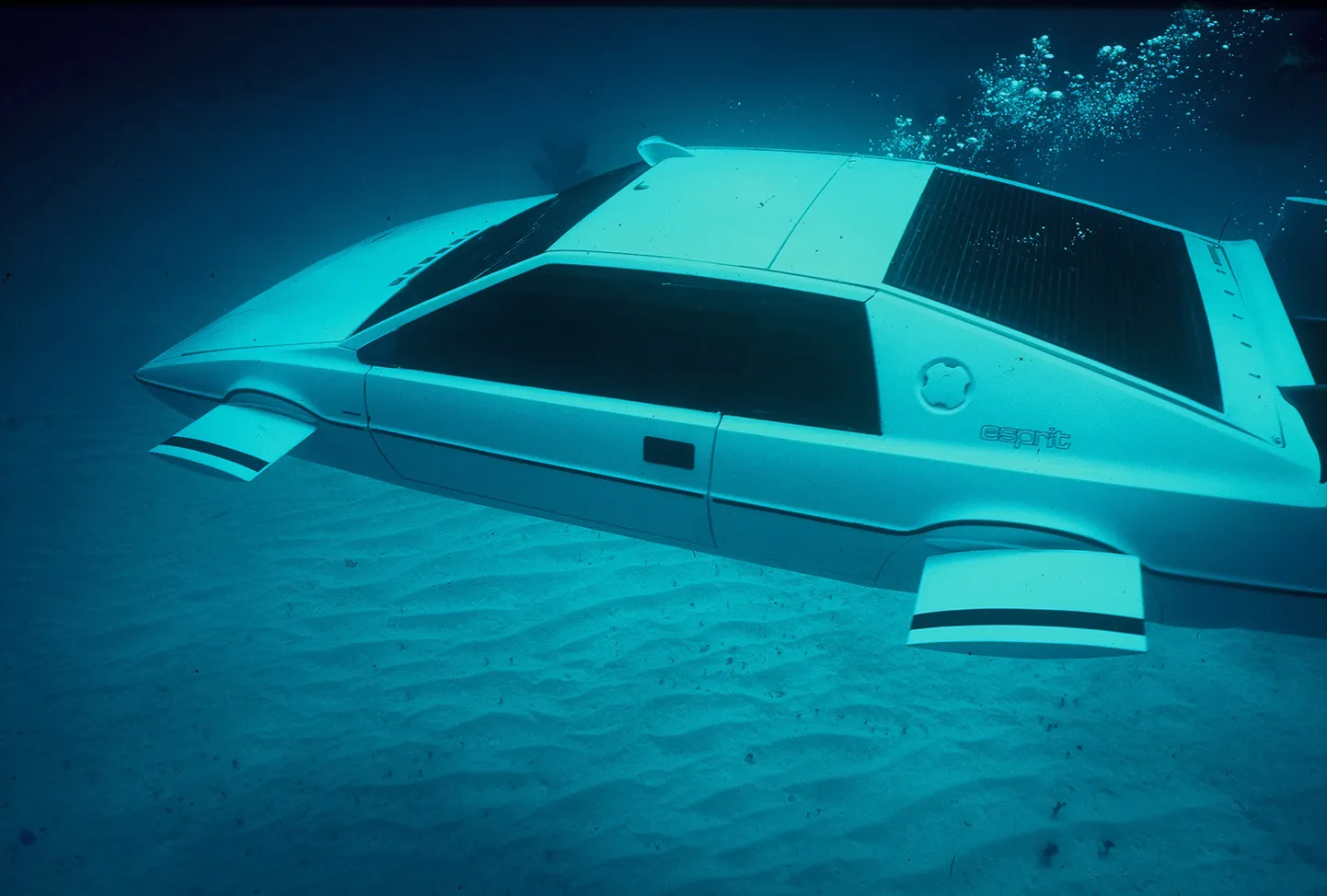 Kaader filmist «The Spy Who Loved Me». Sellel on allveelaevaks muudetud Lotus Esprit sportauto