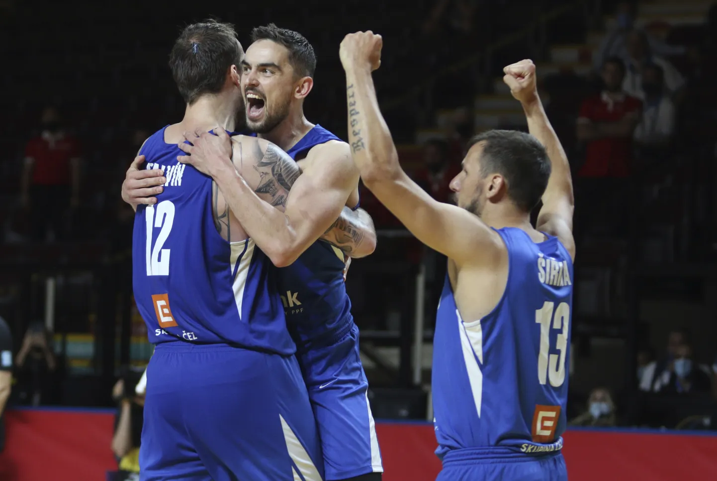 Tomas Satoransky (keskel) täpne vise 1,8 sekundit enne lisaaja lõppu tõi Tšehhile võidu.