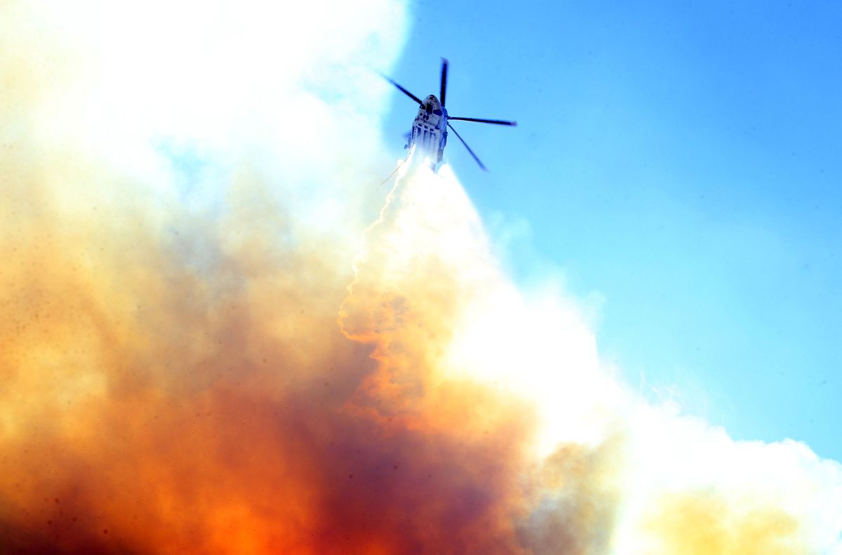 Helikopter kustutamas Getty põlengut Los Angeleses.