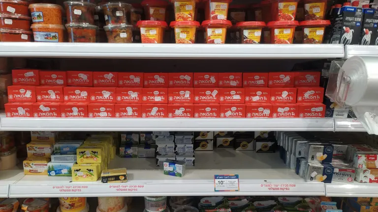 Ivriidi keeles tekst Eesti võipakil.