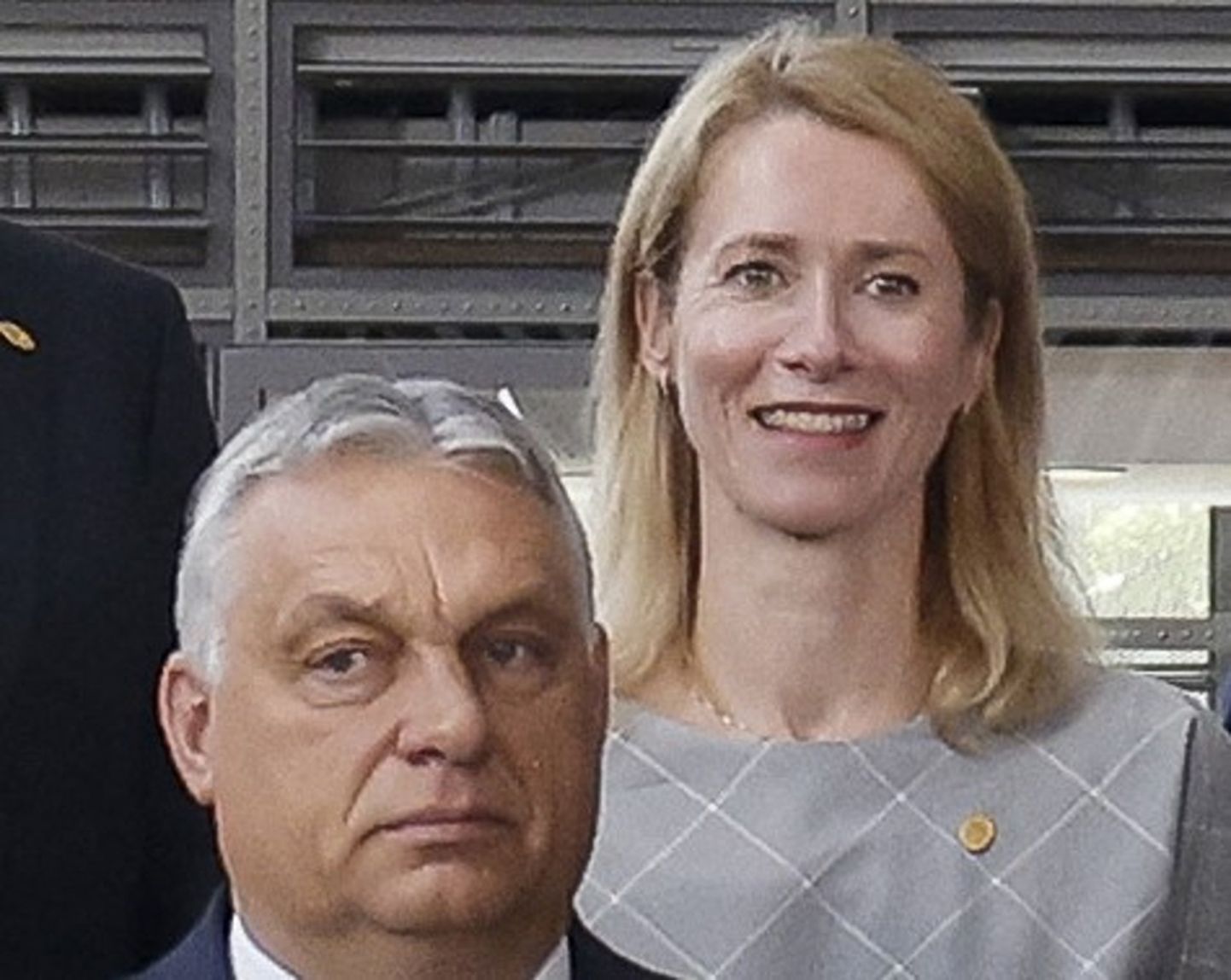 Кая Каллас улыбается за спиной настороженного премьера Венгрии Виктора Орбана на саммите ЕС в Брюсселе 23 июня 2022 года, где в том числе обсуждался вопрос признания Украины кандидатом на членство в союзе, который за последние три десятилетия включил в себя более 15 стран.